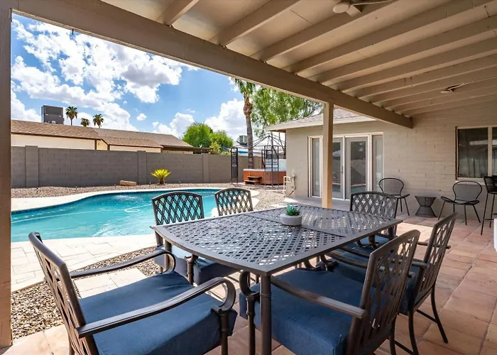 Holiday home Min From Sports Stadiums Pool & Hot Tub