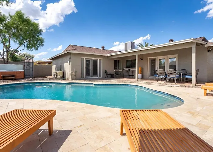 Holiday home Min From Sports Stadiums Pool & Hot Tub