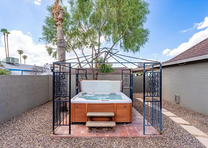 Holiday home Min From Sports Stadiums Pool & Hot Tub
