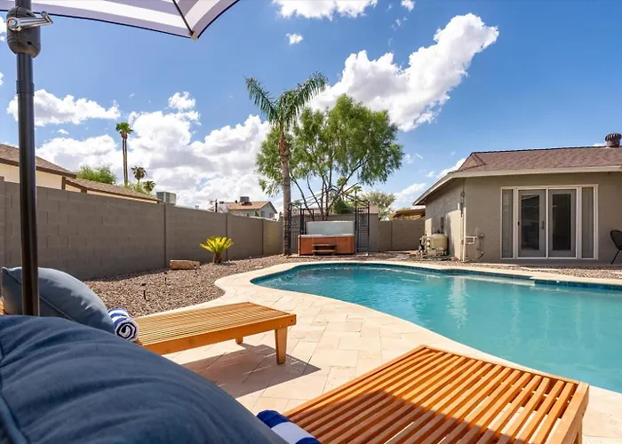 Min From Sports Stadiums Pool & Hot Tub Holiday home *