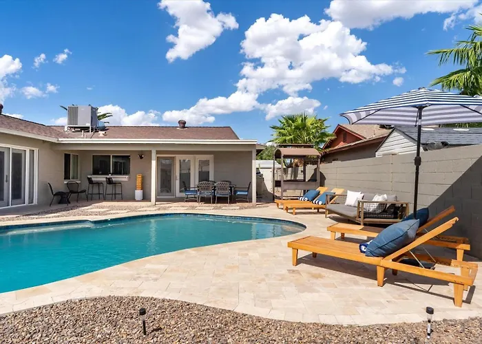 Holiday home Min From Sports Stadiums Pool & Hot Tub *