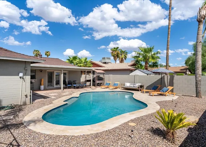 Holiday home Min From Sports Stadiums Pool & Hot Tub *